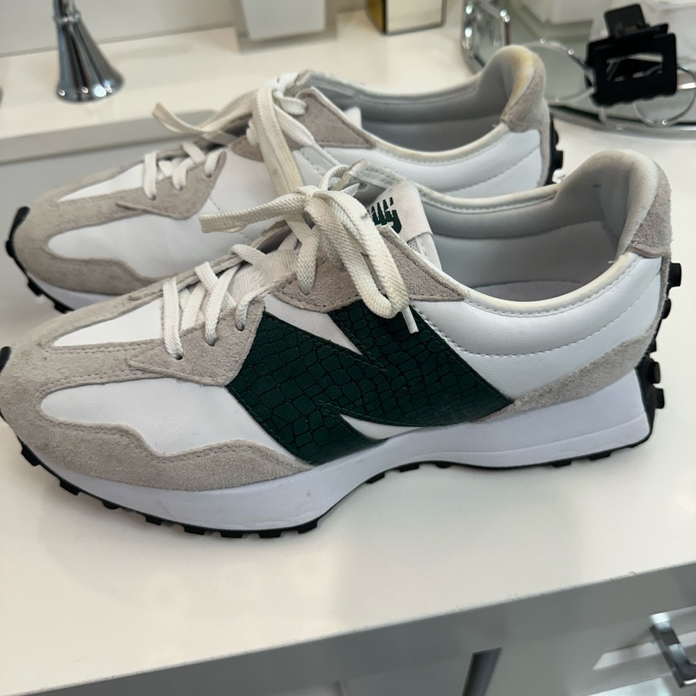 New Balance 327 Sneakers, size 10